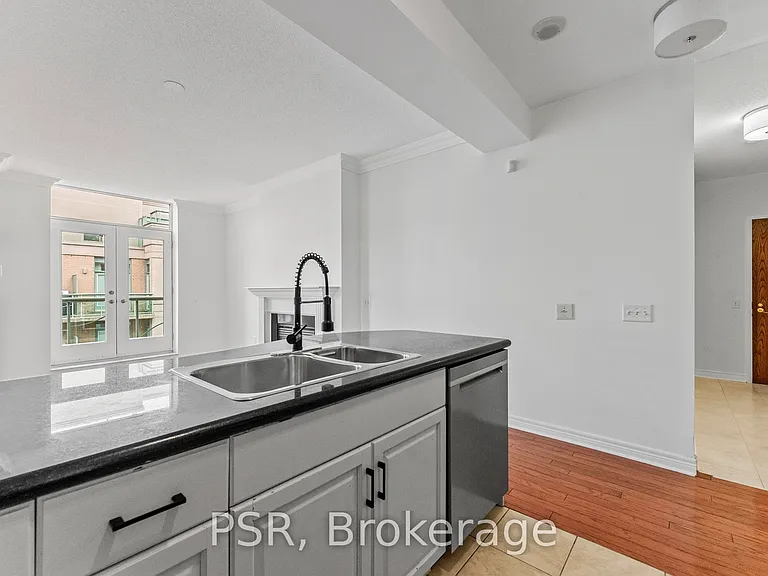 9 Boardwalk Dr #423 — Photo 4