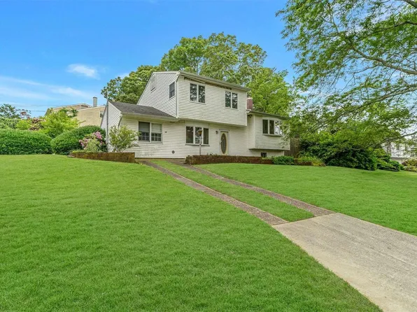 14 Gaymor Lane, Farmingville, NY 11738