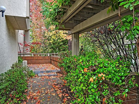 4th image of 460 Sand Hill Cir