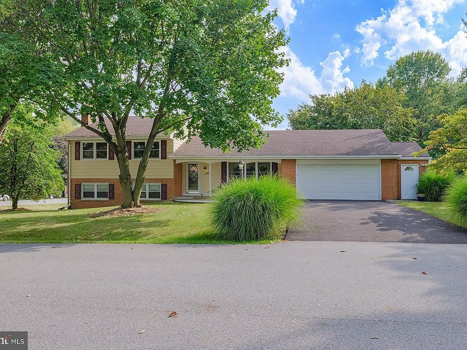 1st image of 1921 Applewood Dr