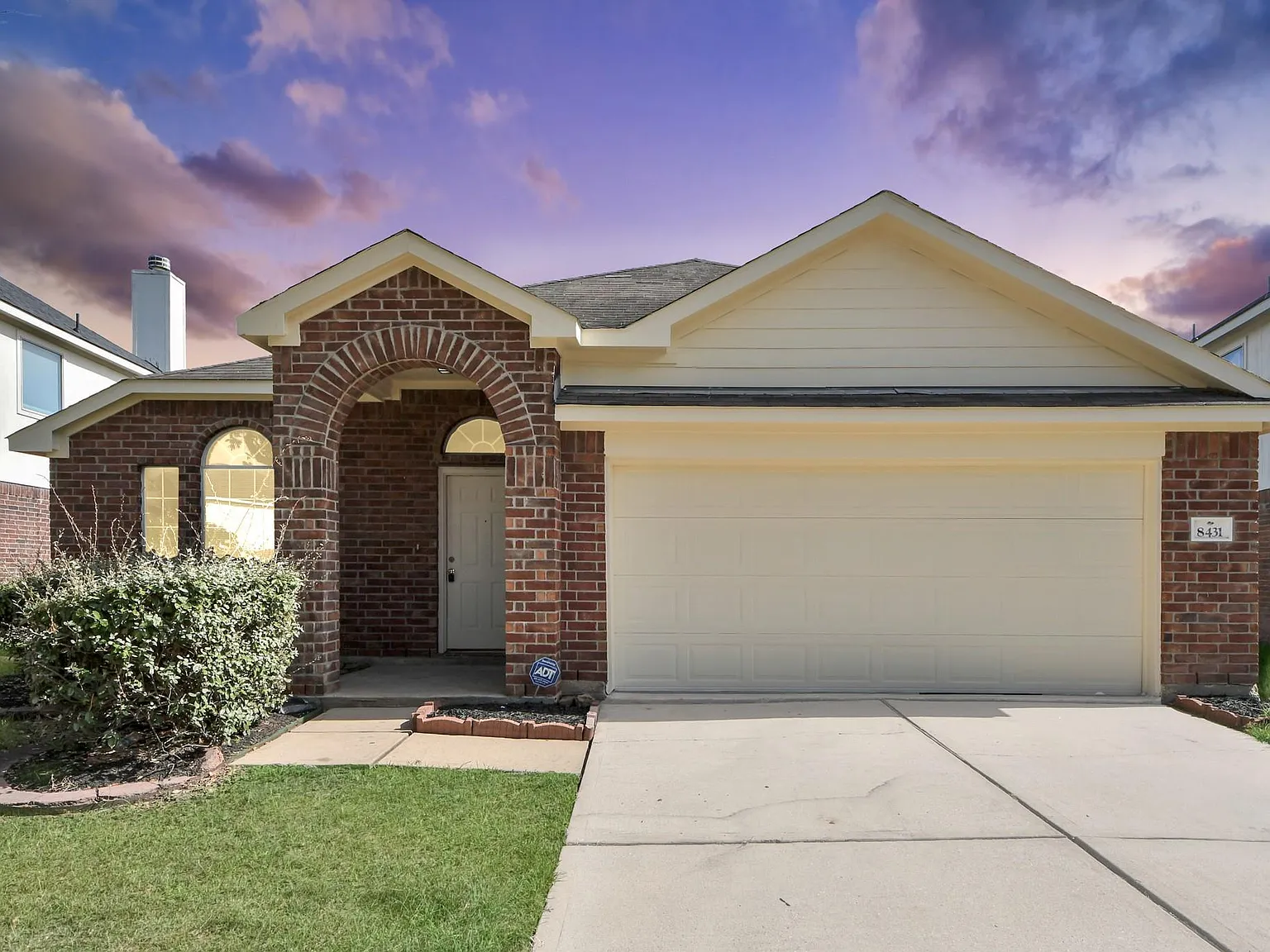 3 bed, 2.0 bath, 2110 sqft, $1,995 — Photo 2