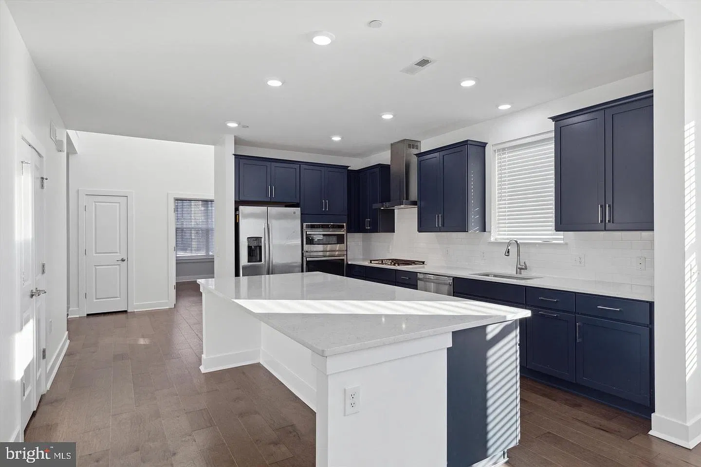 4 bed, 4.5 bath, 3662 sqft, $5,300 — Photo 4