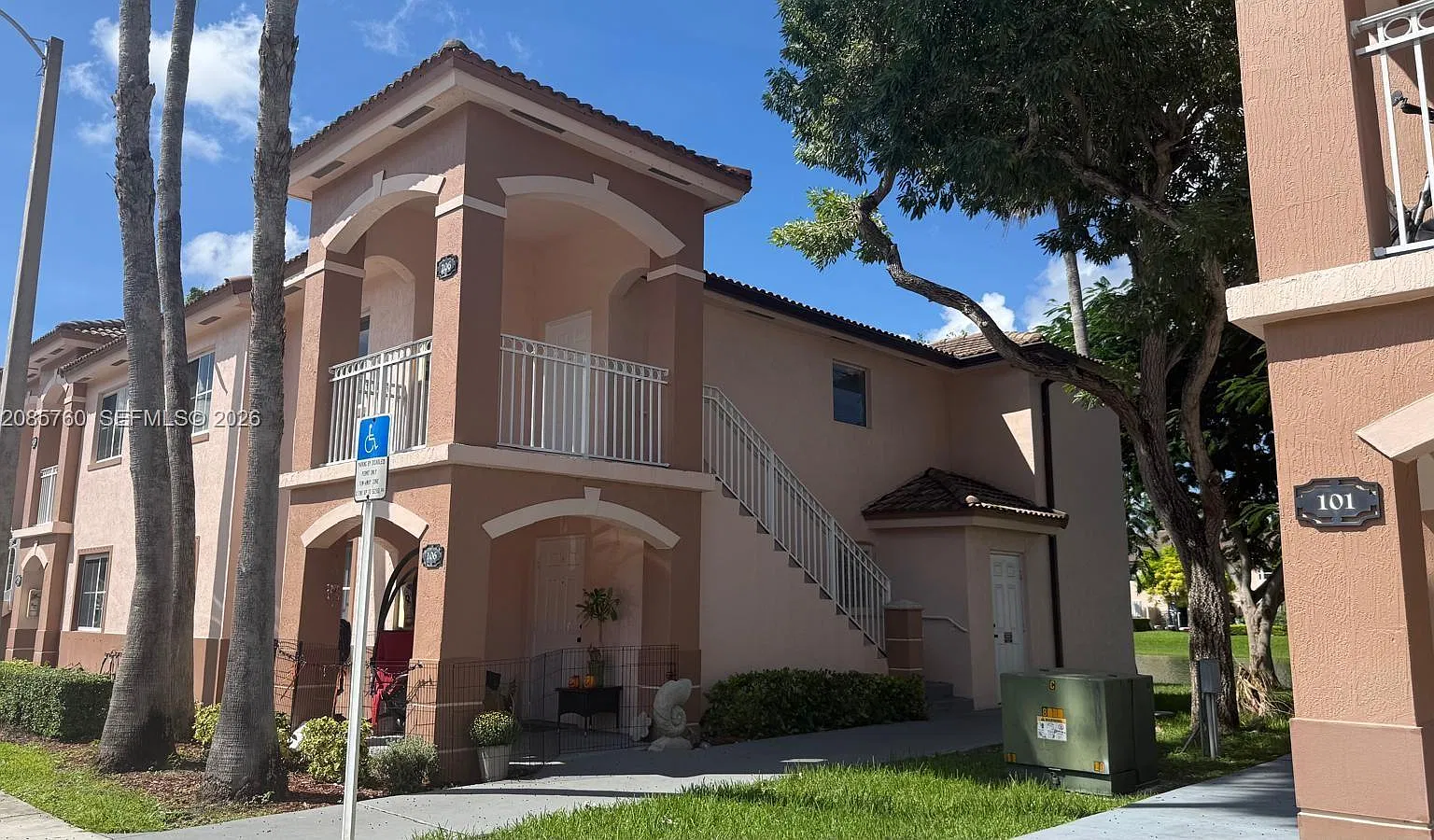 Venetia Gardens Condo — Photo 1
