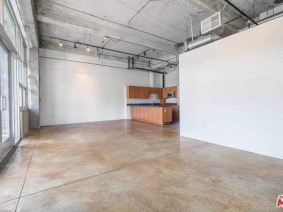 2nd image of 1130 S Flower St APT 301