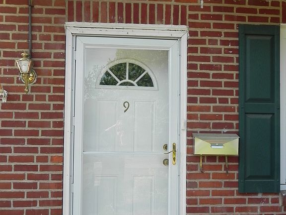 4th image of 9 E Salisbury Dr