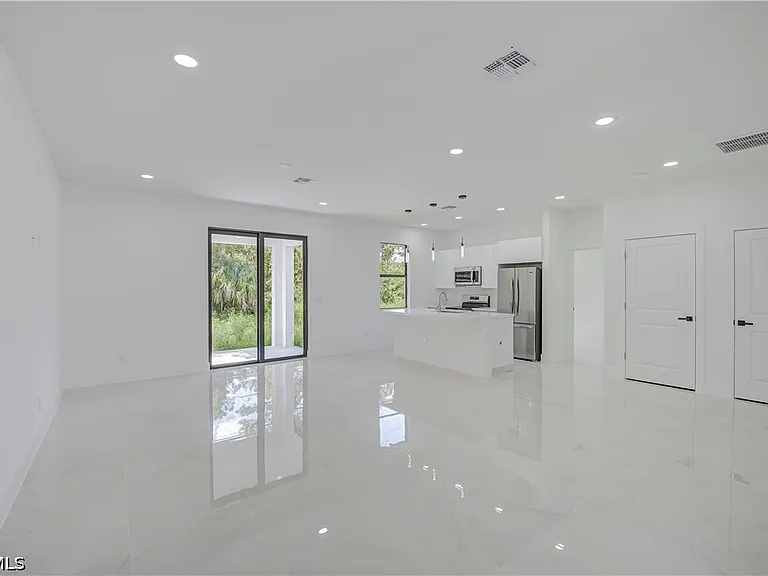 3213 51st St W — Photo 2