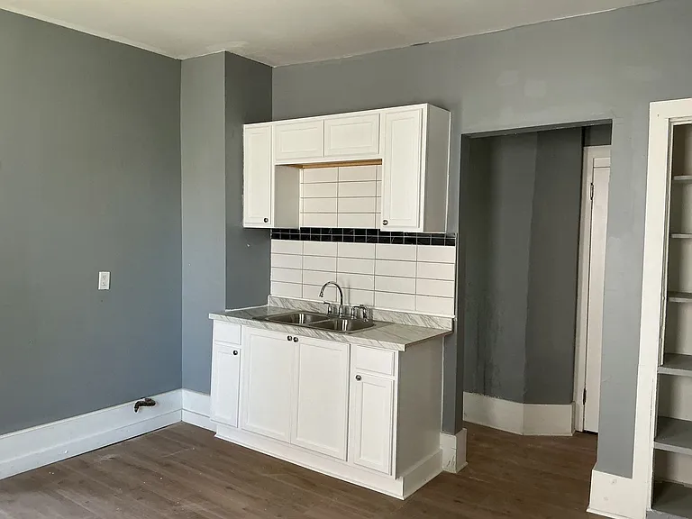 218-220 E Hadley St — Photo 8