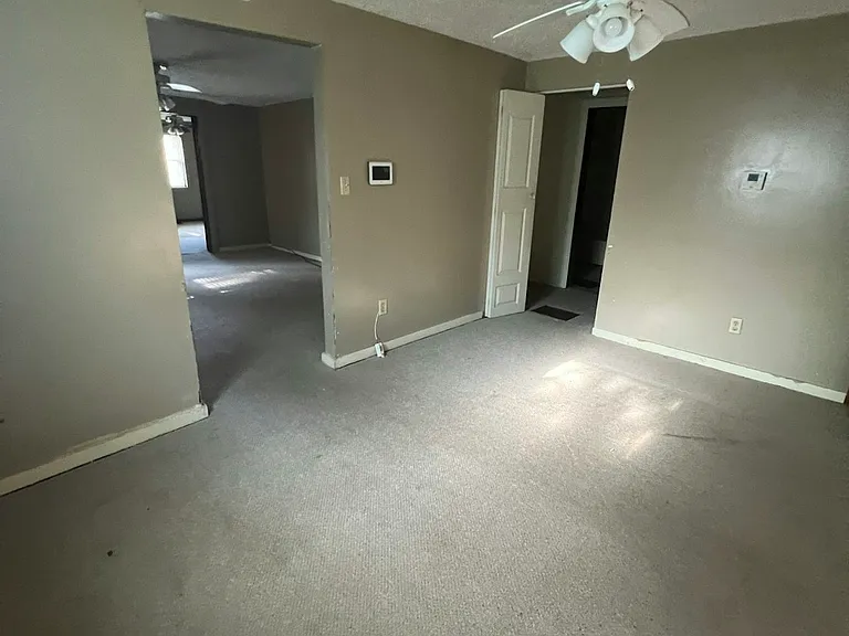 403 E Division St — Photo 11