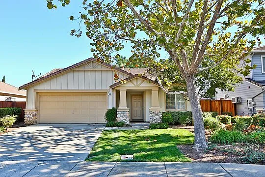 676 Saddleback Cir photo 1