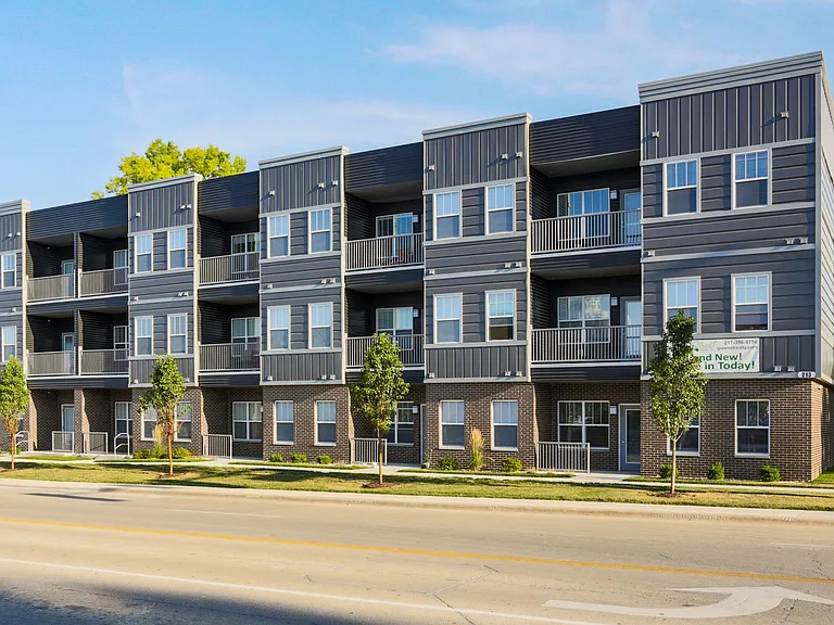 209 W Green St — Photo 2