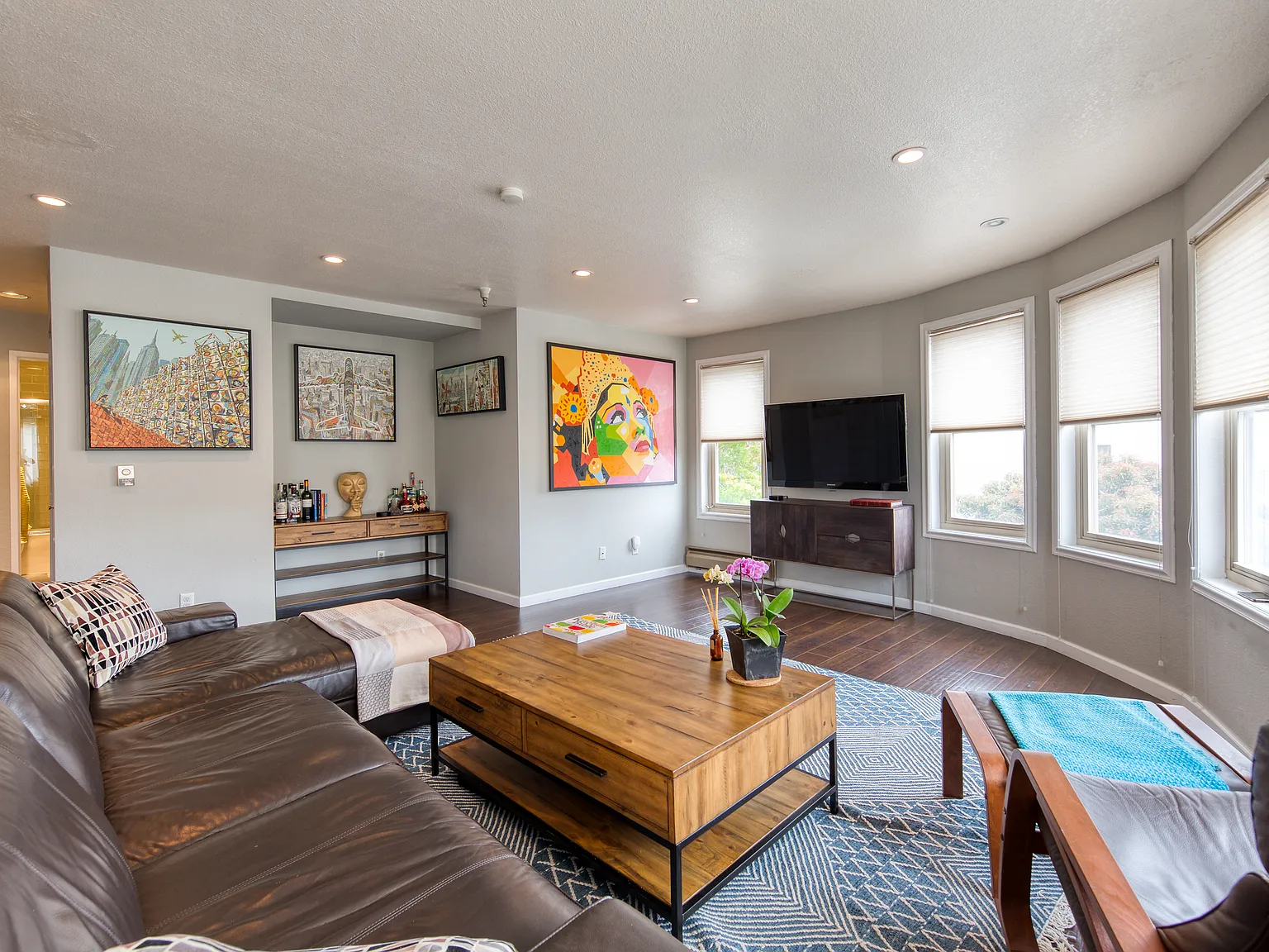 2 bed, 990 sqft, $4,250 — Photo 2