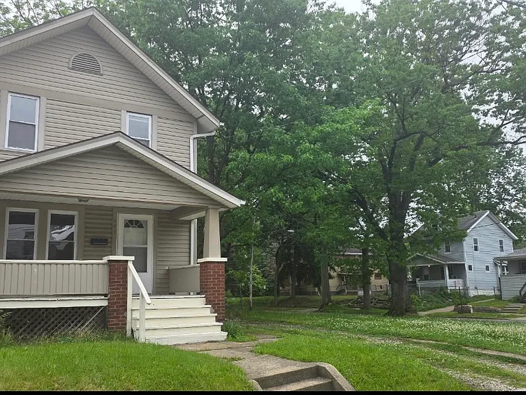 147 Brighton Dr — Photo 2