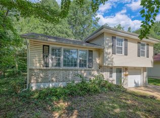 9402 Fairwood Dr, Kansas City, MO 64138