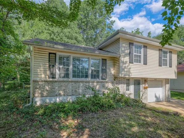 9402 Fairwood Dr, Kansas City, MO 64138
