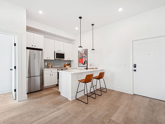 4th image of 3041 Richmond St #106