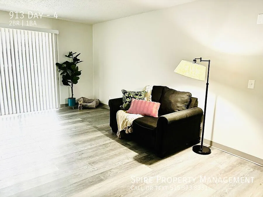 2 Bed Renovated Unit In Des Moines with No Steps! — Photo 4