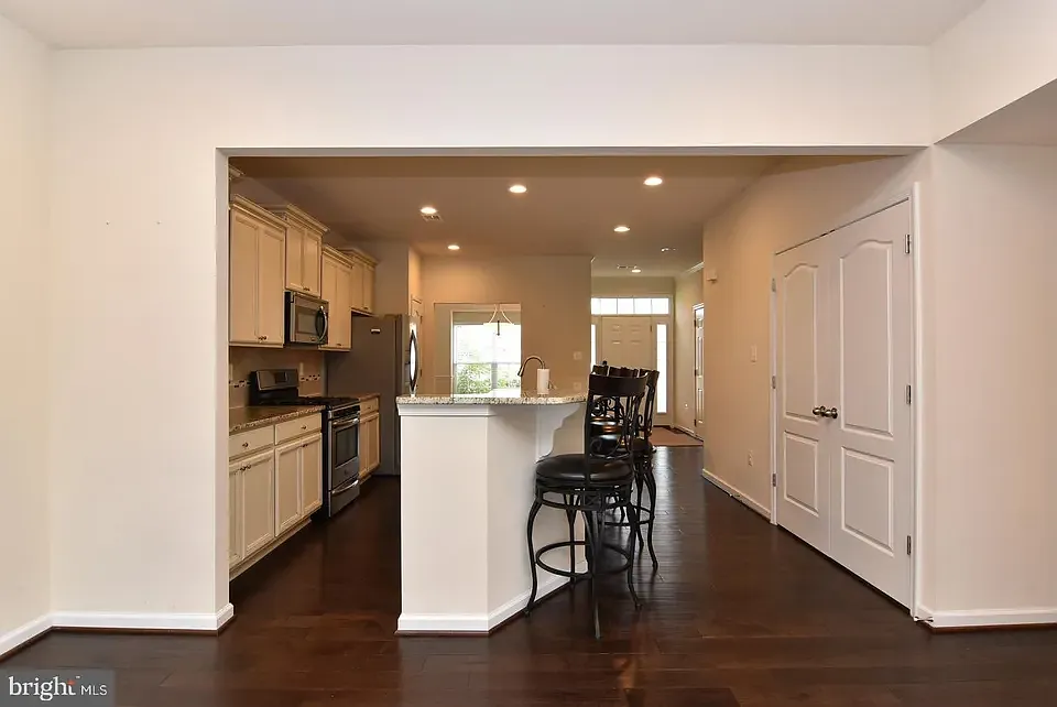 4 bed, 2.5 bath, 2350 sqft, $2,750 — Photo 3