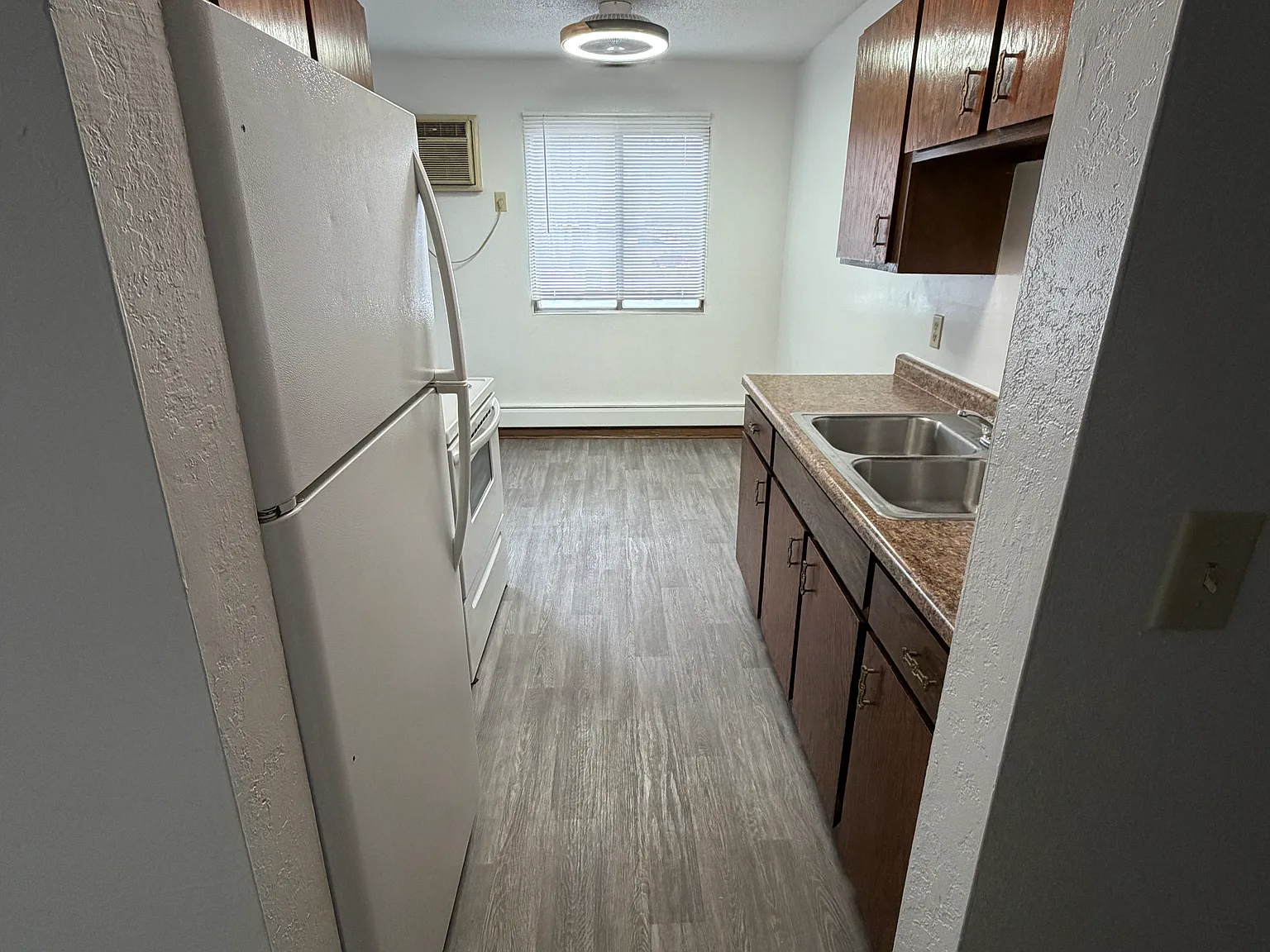 2 bed, 1000 sqft, $1,375 — Photo 2