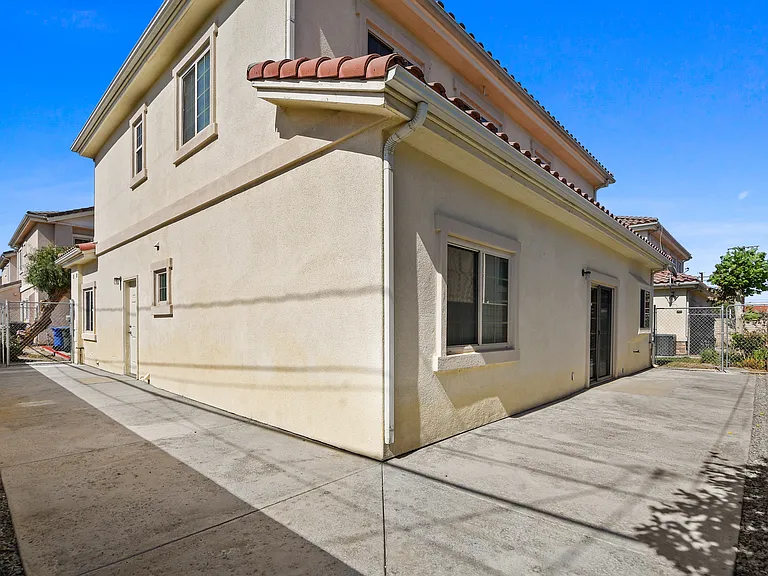 1160 E Grand Ave — Photo 5