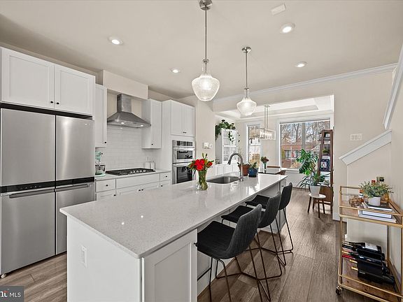 5th image of 2236 S Glebe Rd