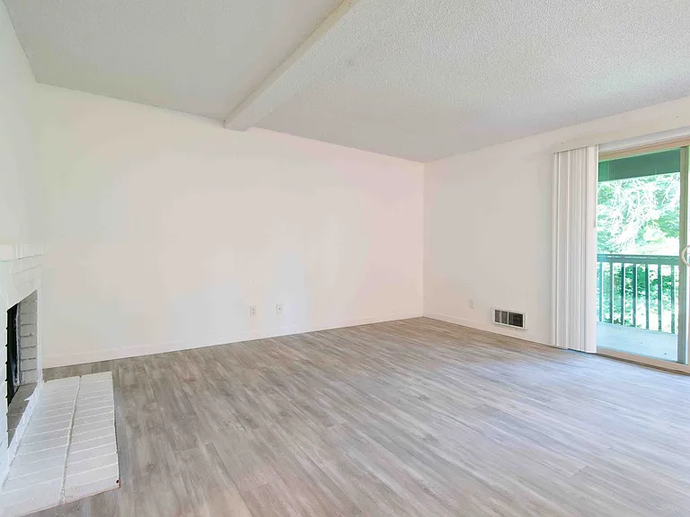 Woodridge Apartments — Photo 10
