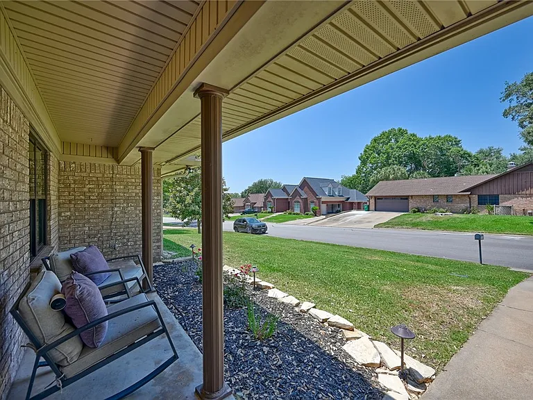 1600 Pecan St — Photo 4