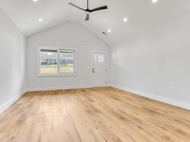 111 Iris Ln — Photo 8