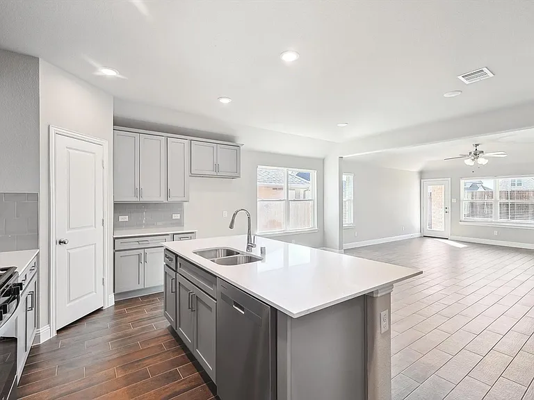 405 Portina Dr — Photo 7