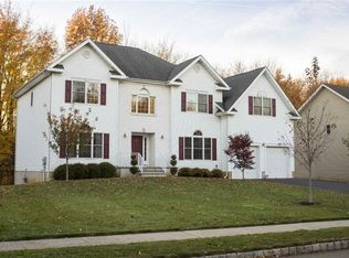 5 Treetops Dr, Monroe Township, NJ 08831