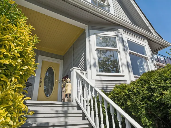 408 E 2nd St, North Vancouver, BC V7L 1C8
