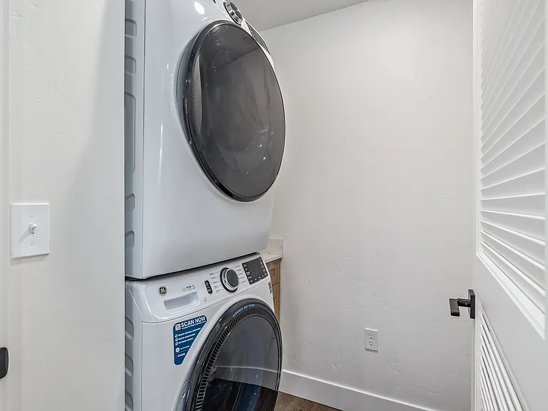 Olivia Apartments — Photo 31