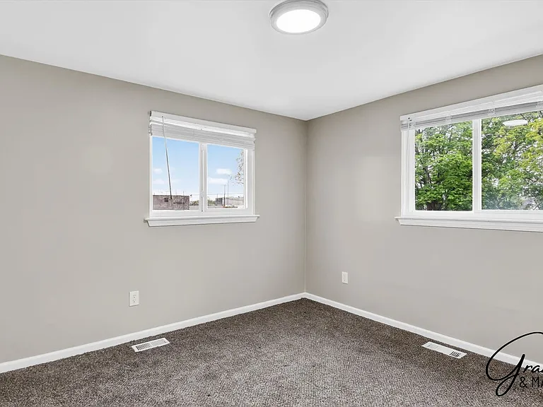 11319 Chalmers Ave — Photo 21