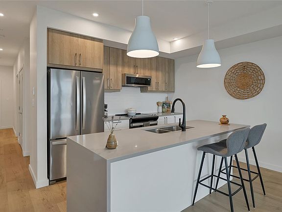 4th image of 536 Island Hwy S #404