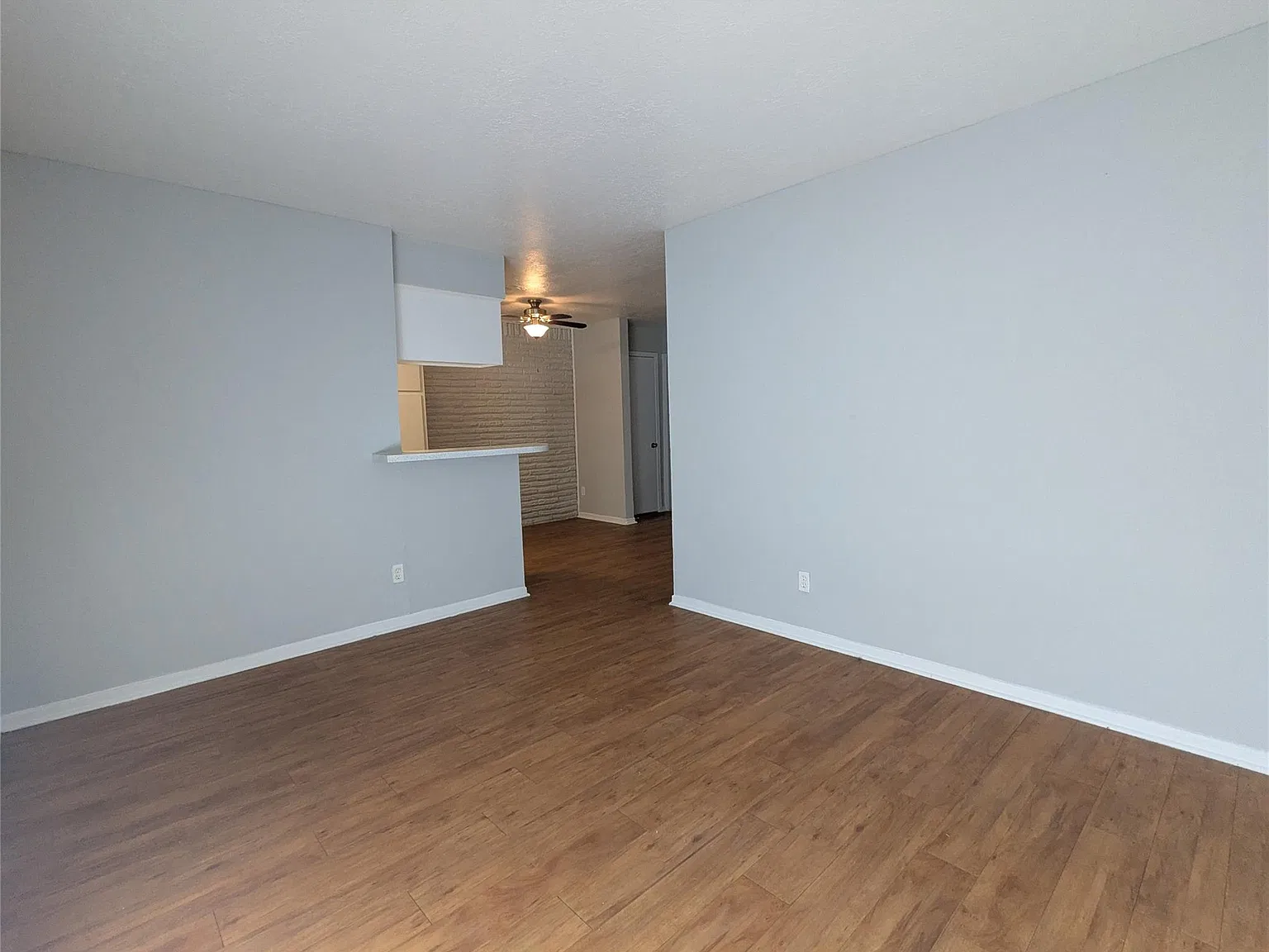 1 bed, 1.5 bath, 700 sqft, $1,095 — Photo 3