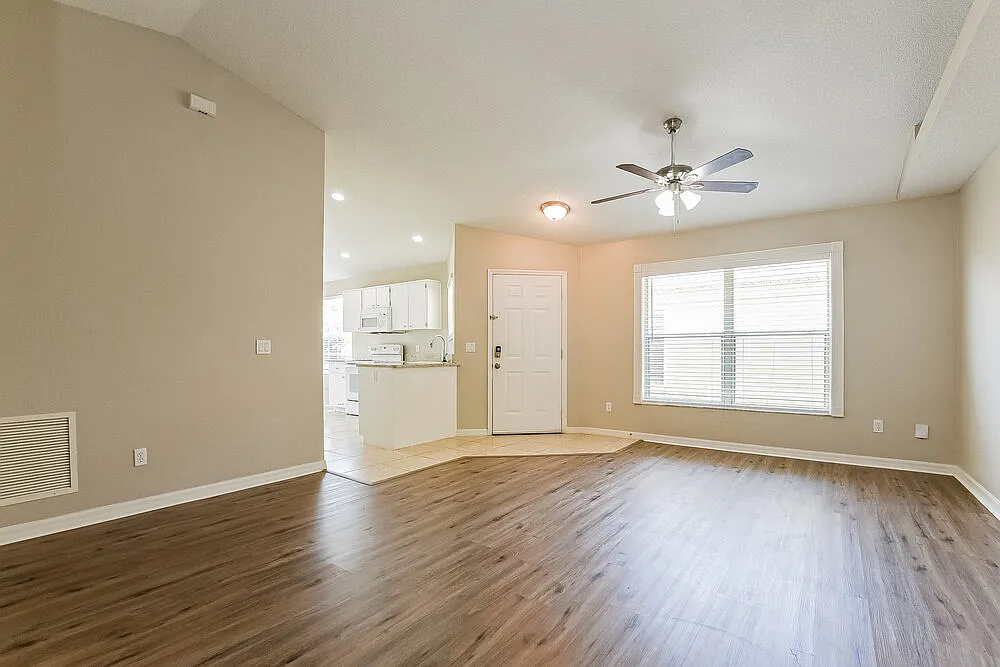 4 bed, 2.0 bath, 1356 sqft, $2,395 — Photo 3