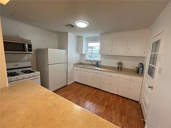 5th image of 809 Tyler Ave