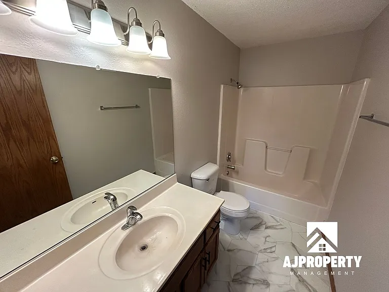 1312 E Keystone Dr — Photo 9