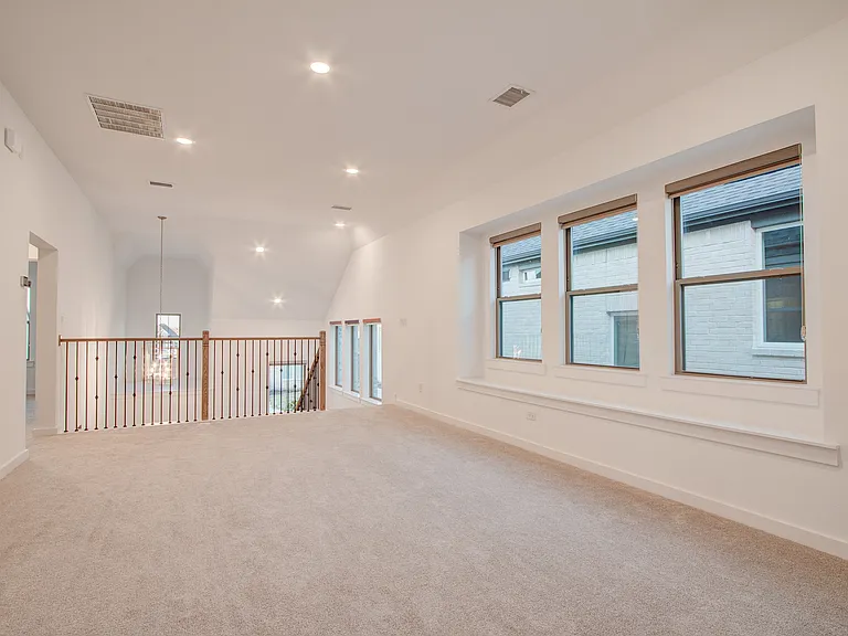 724 Kendall Ln — Photo 3