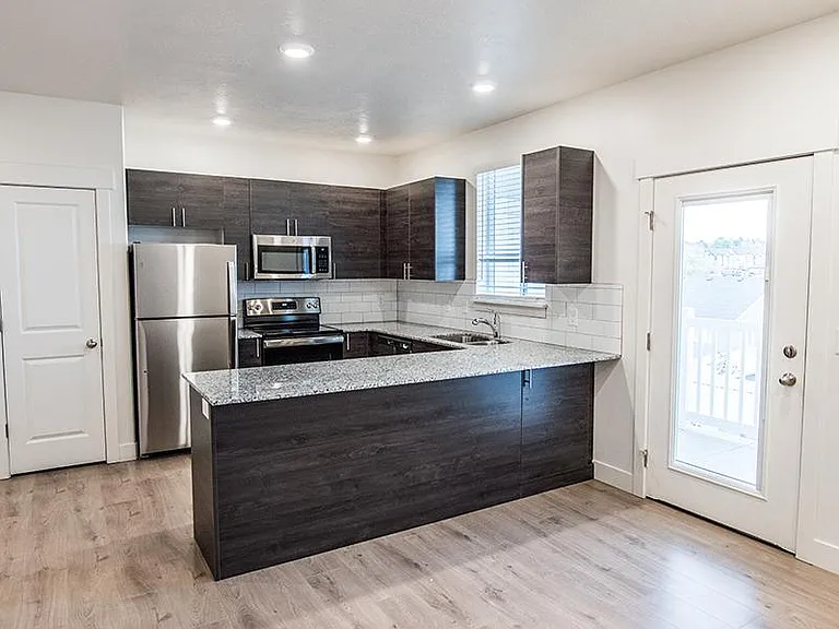 TRAIL HOLLOW APARTMENTS — Photo 6
