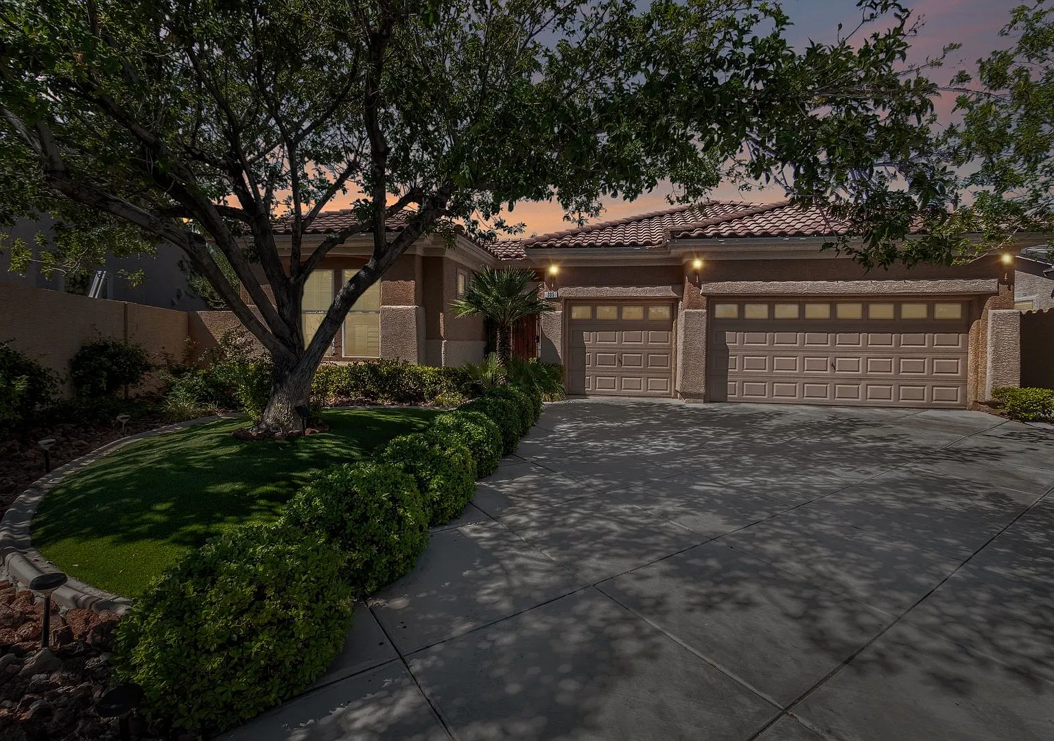 Resort Style Living With Pool, Spa , Casita On 1-Quarter Acre In Summerlin West — Photo 4