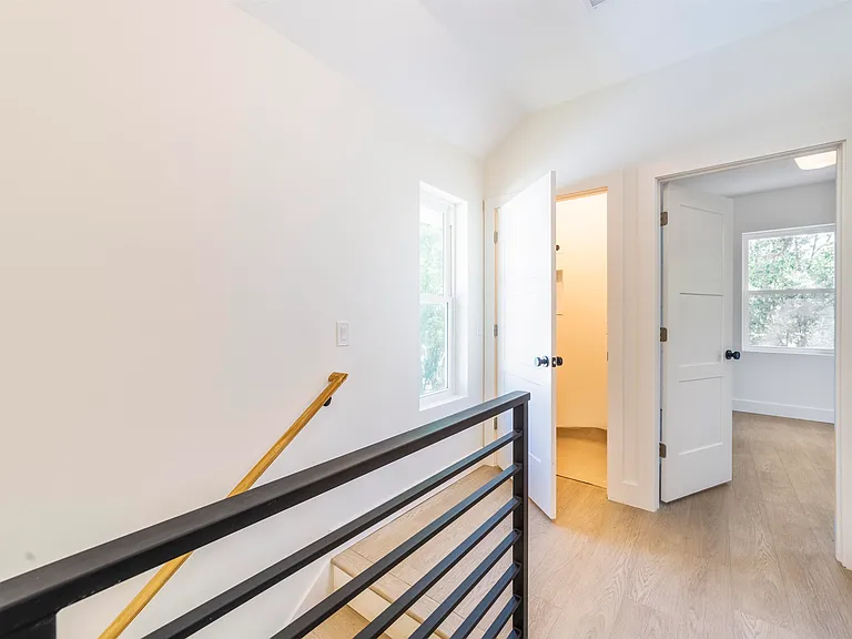 962 Alexander St — Photo 21