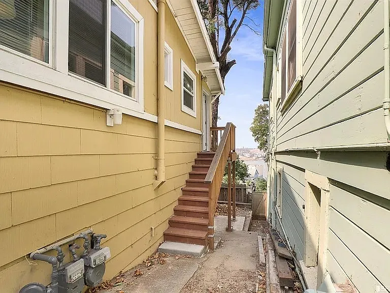 568 Alhambra St — Photo 18