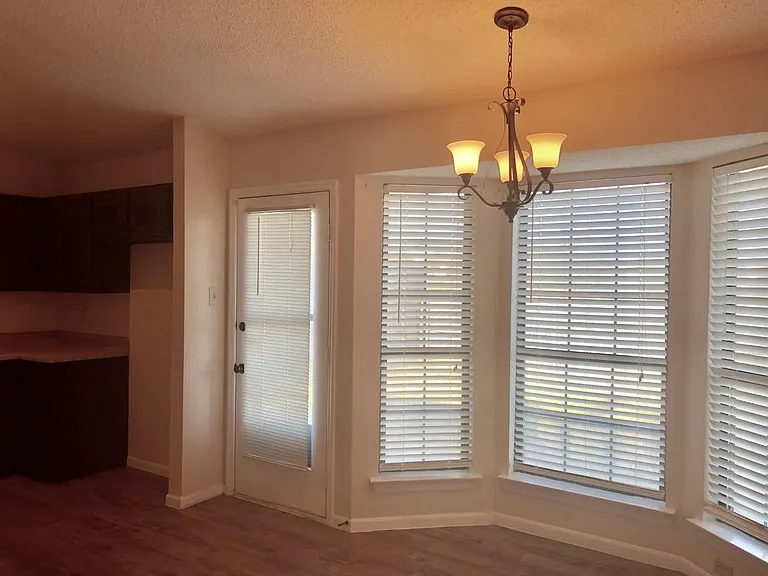 615 Valley Spring Dr — Photo 7