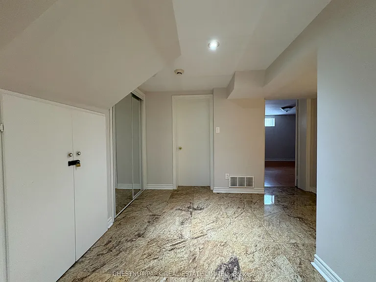 93 Surrey Ave — Photo 14