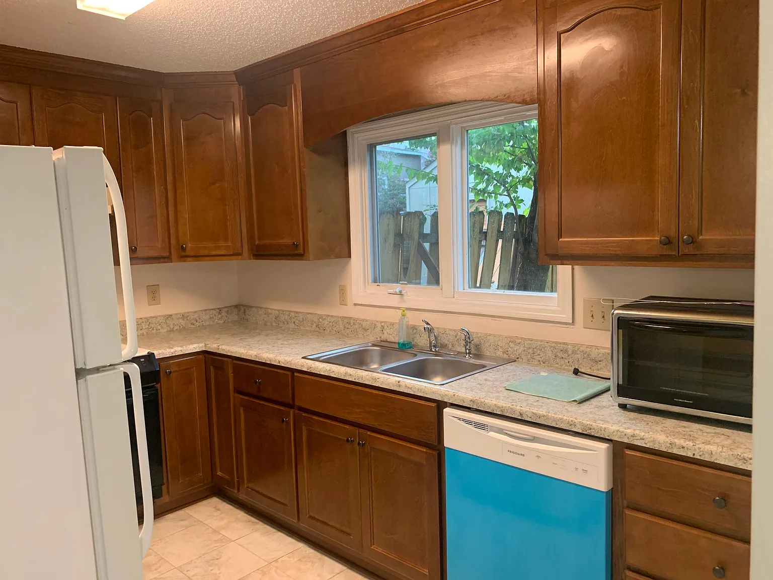 2 bed, 1.5 bath, 1232 sqft, $1,200 — Photo 2