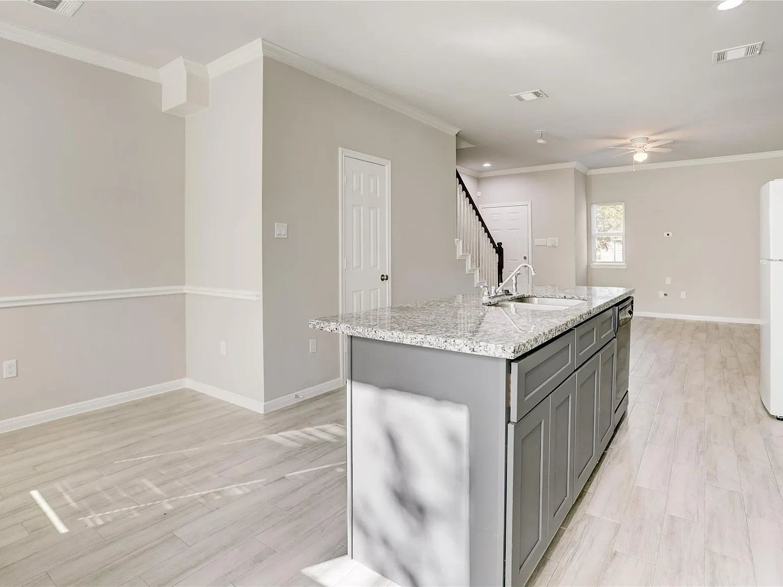 3 bed, 2.5 bath, 2458 sqft, $1,750 — Photo 4