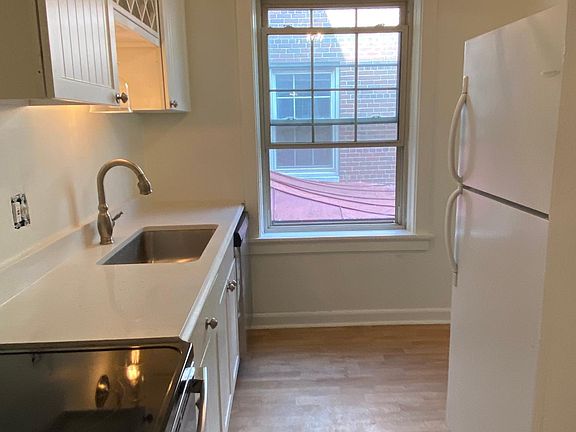 3rd image of 4305 N Marlborough Dr APT 4