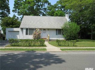 97 Avoca Ave, Massapequa Park, NY 11762
