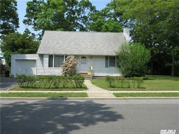 97 Avoca Ave, Massapequa Park, NY 11762