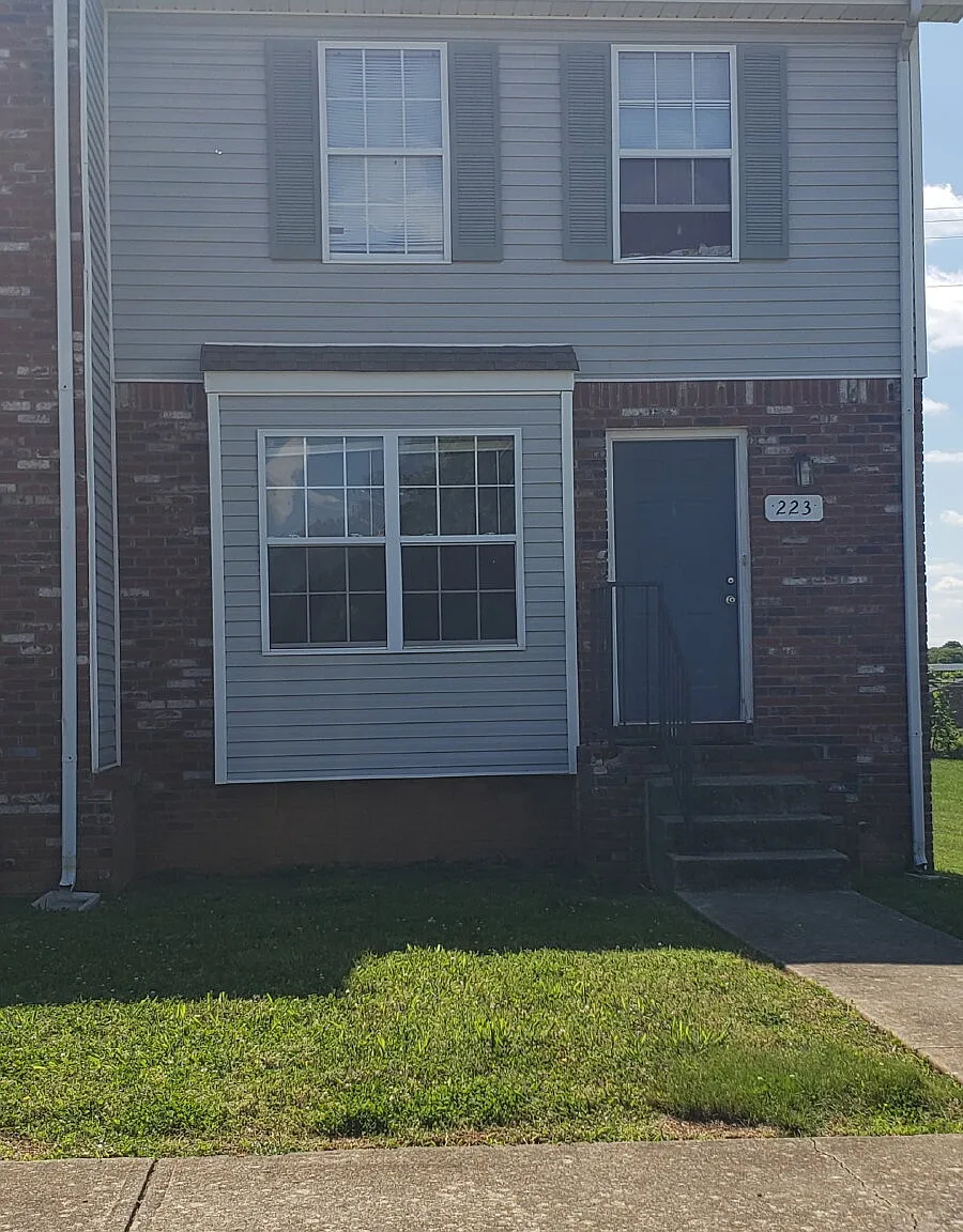 2 bed, 1.5 bath, 1100 sqft, $995 — Photo 1